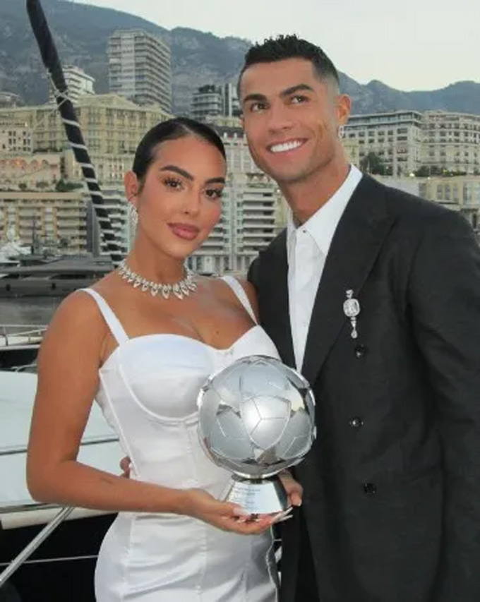 Georgina chúc mừng Ronaldo nhận giải thưởng