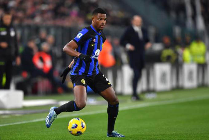 10. Denzel Dumfries: Inter Milan nỗ lực trói chân Dumfries khi hợp đồng của hậu vệ người Hà Lan sắp đáo hạn. Tưởng chừng mọi thứ đã xong từ trước khi mùa giải mới khởi tranh nhưng cho tới giờ, tất cả còn dang dở.