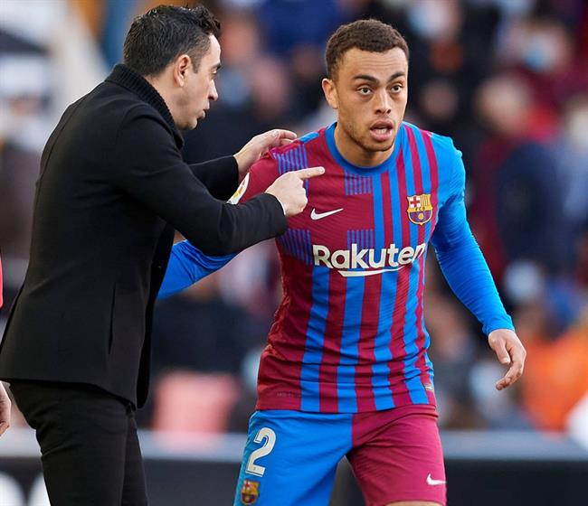 Bom xịt Barca Sergino Dest tố HLV Xavi dối trá 1