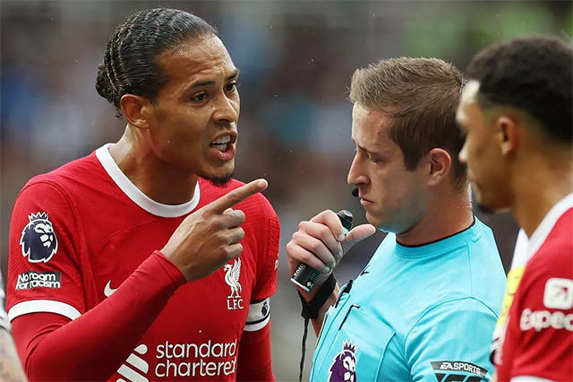 Van Dijk từng to tiếng với trọng tài sau khi bị đuổi